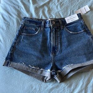 Abercrombie high rise mom short in 26 medium wash